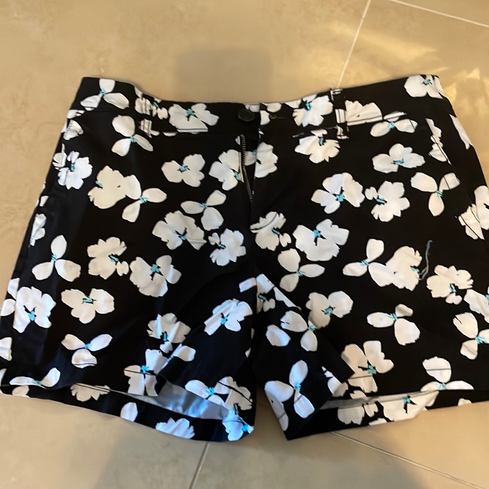 Liz Claiborne size 8 navy floral 5” shorts
